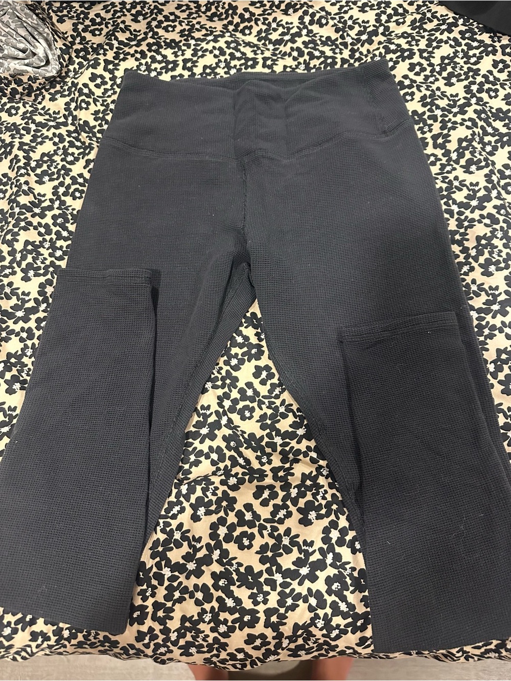 ALO Yoga Black Waffle-Knit Leggings with White Logo - Picture 2 of 2